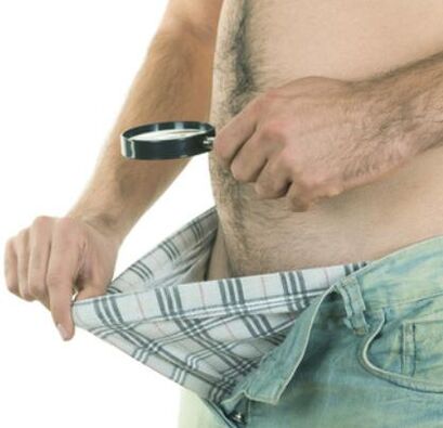 маж го прегледува својот пенис и сака да го зголеми