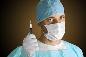 Хирург врши операција за зголемување на пенисот од медицински причини